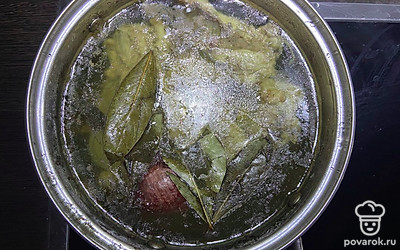 В кастрюлю выложите 500 граммов куриного мяса на кости, половину луковицы, лавровый лист. Доведите до кипения, снимите пенку. Посолите, убавьте огонь и варите примерно 2 часа.