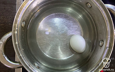 В другой кастрюле отварите яйцо вкрутую (9 минут после закипания).