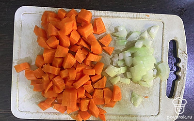 Вторую половину лука и очищенную морковь нарежьте кубиком.