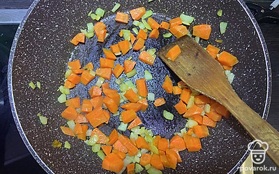 Обжаривайте морковь и лук на среднем огне в течение 5 минут.