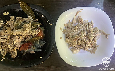 Через 2 часа достаньте куриное мясо из бульона. Дайте ему остыть. Отделите куриное мясо от костей.