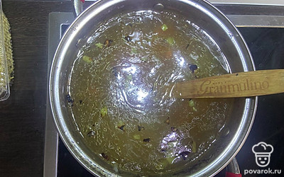 Верните куриное мясо без костей в бульон. Добавьте туда обжаренные овощи.