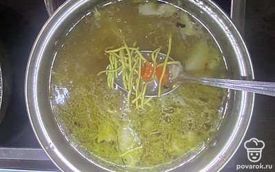 Добавьте яичную лапшу. Варите еще 3 минуты.