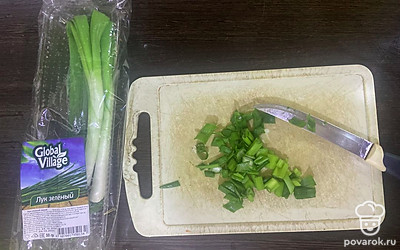 Зеленый лук мелко нарежьте.