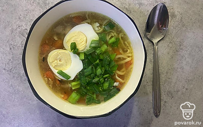 Подавайте порционно. Перед подачей на стол добавьте в суп куриное яйцо. Посыпьте зеленым луком.