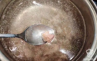 Поставьте кастрюлю с 1,5 литрами воды на огонь. Когда вода закипит, отправьте тушенку в кастрюлю. Варите 5- 8 минут до закипания. 