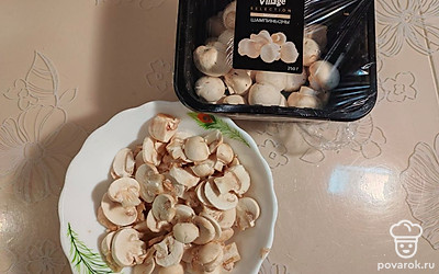 100 граммов шампиньонов помойте и нарежьте тонкими пластинками. 