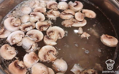 Добавьте шампиньоны в суп. Варите на среднем огне 10 минут. 