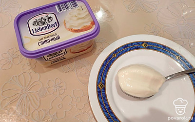 Возьмите 2 столовых ложки плавленого сыра. 