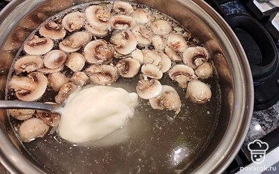 Добавьте сыр в суп. Варите 5 минут до полного растворения сыра. 