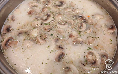 Посолите по вкусу. Для насыщенного грибного вкуса добавьте 1 чайную ложку сухого грибного бульона. 