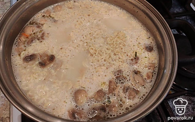 Добавьте лапшу в суп. 