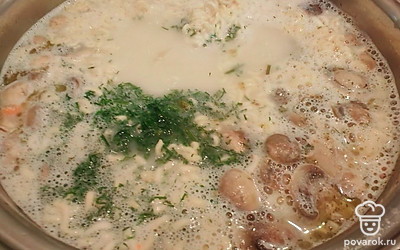 Добавьте 2 столовых ложки мелко нарзанной зелени укропа и петрушки. Когда закипит, сразу выключите огонь. 