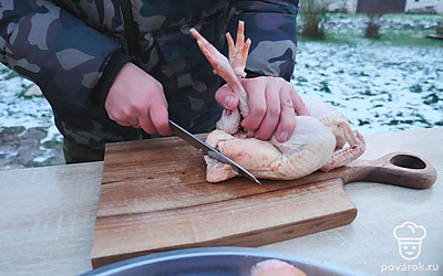 У домашней курицы удалите гузку.