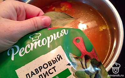 В суп добавьте перец горошком, лавровый лист и посолите по вкусу. Добавьте спагетти, перемешайте. Варите 8 минут до готовности. Суп готов!