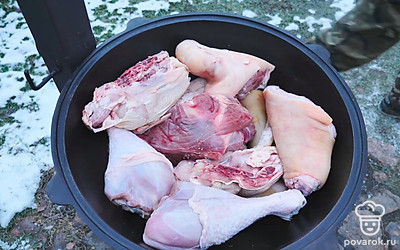 Сверху выложите говяжью грудинку, индейку, курицу и свиные рульки.