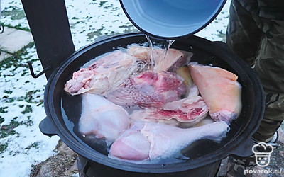 Залейте мясо полностью водой. Закройте казан крышкой, поставьте на огонь и ждите закипания.
