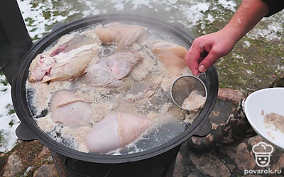 Как только бульон начнет закипать, уберите всю пену. Казан закройте крышкой и на минимальном огне томите холодец 3 часа.