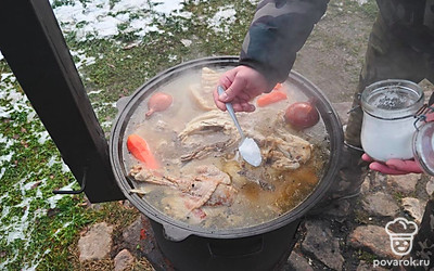 По истечению 4-х часов добавьте соль и продолжайте томить еще 1 час.