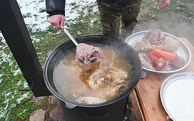 Через 5 часов приготовления из казана достаньте лук, морковь и все мясо.