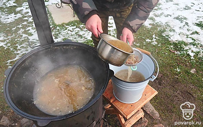 Бульон процедите через сито.
