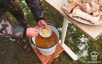 В бульон добавьте натертый на мелкой терке чеснок и все хорошо перемешайте.