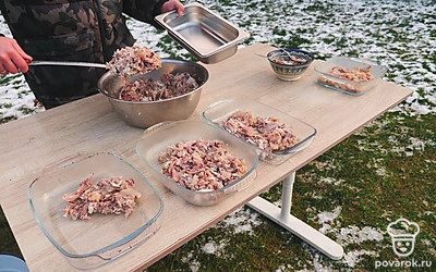 Разберите мясо на кусочки и разложите по тарелкам. В каждую емкость можете выложить отдельный вид мяса, а можете сделать микс. 