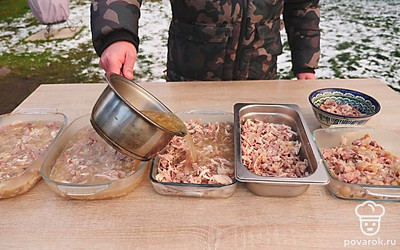 Залейте мясо бульоном, дайте ему остыть и уберите холодец до застывания в холодильник.