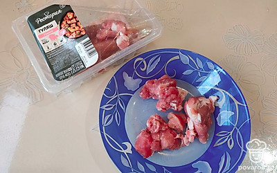 Свинину помойте, просушите и нарежьте на порционные куски 2 на 2 сантиметра. У меня охлажденный свиной гуляш (400 граммов). 