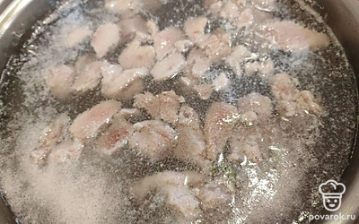 Отварите свинину в 2,5 литрах воды (40 минут). Когда закипит, снимите пену. 