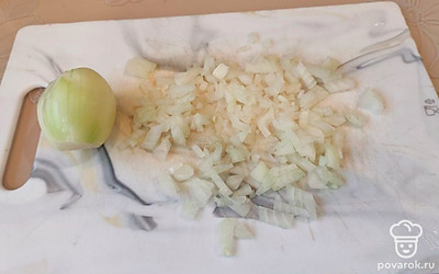 Пока варится бульон со свининой, приготовьте овощную зажарку. Лук нарежьте мелким кубиком. 