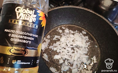 Обжаривайте лук с 3 столовыми ложками растительного масла в течение 3 минут на среднем огне. 