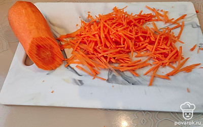 Морковь помойте, почистите и натрите на крупной терке. 