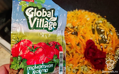 Добавьте 2 столовых ложки томатной пасты, перемешайте и выключите огонь. 