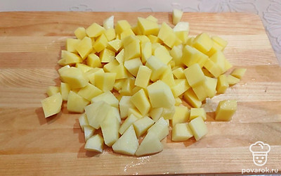 Картошку помойте, почистите и нарежьте средним кубиком. 