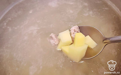 Добавьте картошку в мясной бульон. Варите 15 минут на среднем огне. 