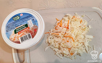 С квашеной капусты слейте жидкость. Если у вас очень кислая или очень соленая капуста, промойте ее под проточной водой. 