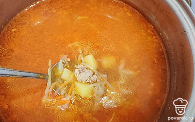 Добавьте овощную зажарку в кастрюлю с щами. Варите 5 минут. 