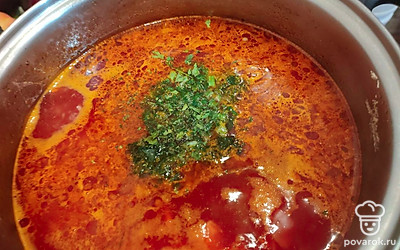 Добавьте 10 граммов мелко нарезанной зелени и лавровый лист. Варите 5 минут. 