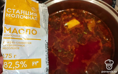 Попробуйте щи. При необходимости посолите. Добавьте 10 граммов сливочного масла и выключите огонь. Дайте настояться 15 минут. 