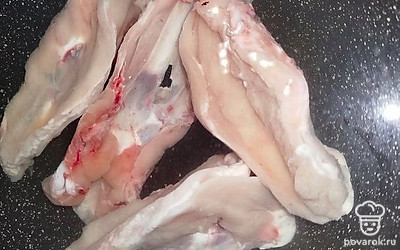 Куриные хребты промойте. Залейте холодной водой и сварите из них бульон.