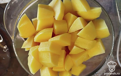 Картофель нарежьте средними кубиками.
