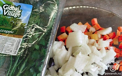 Морковь и лук нарежьте мелким кубиком.