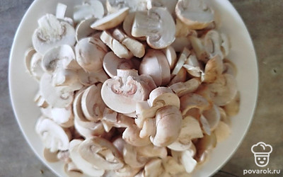 Шампиньоны нашинкуйте слайсами.