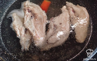 Когда бульон будет готов, извлеките из него куриные хребты.