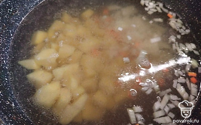 Добавьте картофель, морковь и лук. Варите до полуготовности овощей.