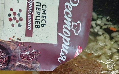 Приправьте перцем.