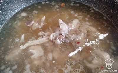 От куриных хребтов отделите мясо и отправьте в бульон.