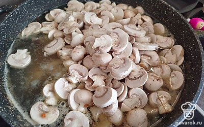 Выложите шампиньоны. 