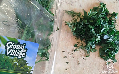 Зелень нарежьте. 